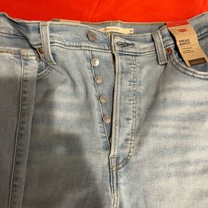 New Levi’s 32 by 33